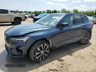 2025 Volvo XC60 Plus z VIN YV4M12RC4S1012704, wystawiony jako Copart lot #54937075 z przebiegiem 4 893 mil mil oraz Szkoda całkowita • Salvage title. Historia ofert i sprzedaży dostępna na DreamBid. Obrazek 1.