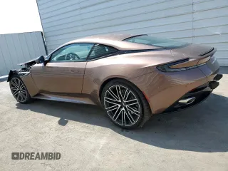 2024 Aston Martin DB12 z VIN SCFRMFFW3RGL12944, wystawiony jako Copart lot #61053374 z przebiegiem 472 mil mil oraz Szkody całkowita. Historia ofert i sprzedaży dostępna na DreamBid. Obrazek 2.