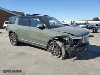 2022 Rivian R1S Launch Edition with VIN 7PDSGABL6NN000590, listed as a Copart auction lot 61510904 with 0 mi miles and Salvage Title. Bid and sale history available at carsss.com. Image 4.