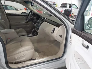 2011 Cadillac DTS Luxury Collection z VIN 1G6KD5E66BU119869, wystawiony jako IAAI lot #42221509 z przebiegiem 92 478 mil mil oraz . Historia ofert i sprzedaży dostępna na DreamBid. Obrazek 5.