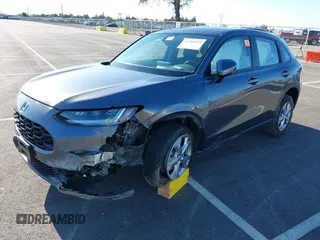 2024 Honda HR-V LX z VIN 3CZRZ2H35RM765460, wystawiony jako IAAI lot #41760314 z przebiegiem 12 837 mil mil oraz . Historia ofert i sprzedaży dostępna na DreamBid. Obrazek 2.