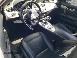 2015 BMW Z4 sDrive28i z VIN WBALL5C51FP557408, wystawiony jako Copart lot #55568525 z przebiegiem Nie podano mil oraz Szkoda całkowita • Salvage title. Historia ofert i sprzedaży dostępna na DreamBid. Obrazek 8.