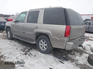 2000 Cadillac Escalade z VIN 1GYEK63R1YR197386, wystawiony jako IAAI lot #41386599 z przebiegiem 77 657 mil mil oraz . Historia ofert i sprzedaży dostępna na DreamBid. Obrazek 3.