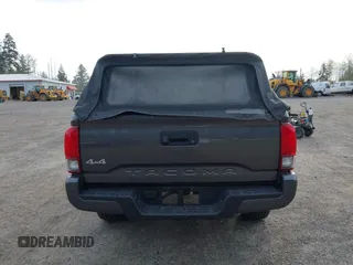 2018 Toyota Tacoma SR z VIN 5TFSX5EN0JX062612, wystawiony jako IAAI lot #41993211 z przebiegiem 92 586 mil mil oraz . Historia ofert i sprzedaży dostępna na DreamBid. Obrazek 16.