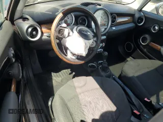 2010 MINI Hardtop z VIN WMWMF3C59ATZ21719, wystawiony jako Copart lot #56020765 z przebiegiem 96 249 mil mil oraz Szkoda całkowita • Salvage title. Historia ofert i sprzedaży dostępna na DreamBid. Obrazek 8.