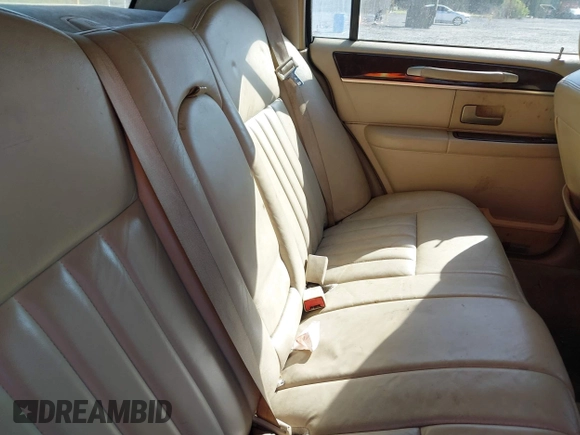 2006 Lincoln Town Car Signature z VIN 1LNHM81V36Y647420, wystawiony jako IAAI lot #42052750 z przebiegiem 251 115 mil mil oraz . Historia ofert i sprzedaży dostępna na DreamBid. Obrazek 8.