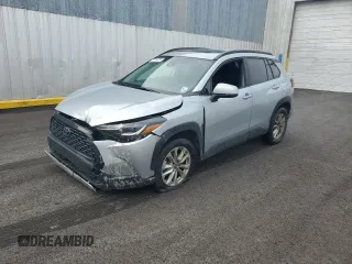2022 Toyota Corolla Cross LE z VIN 7MUBAAAG3NV027601, wystawiony jako Copart lot #45867645 z przebiegiem 69 821 mil mil oraz Tytuł czysty. Historia ofert i sprzedaży dostępna na DreamBid. Obrazek 1.