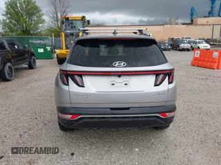 2022 Hyundai Tucson Blue z VIN KM8JBCA13NU077934, wystawiony jako IAAI lot #41920832 z przebiegiem 59 579 mil mil oraz . Historia ofert i sprzedaży dostępna na DreamBid. Obrazek 16.