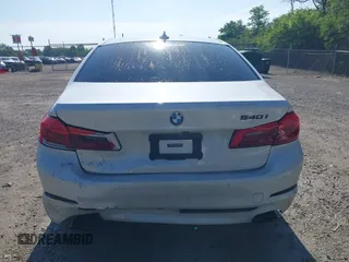 2018 BMW 5 Series 540i xDrive z VIN WBAJE7C59JG892017, wystawiony jako IAAI lot #42556936 z przebiegiem 55 170 mil mil oraz . Historia ofert i sprzedaży dostępna na DreamBid. Obrazek 16.