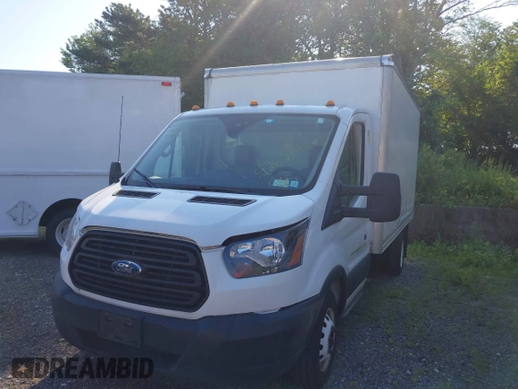 2019 Ford Transit z VIN 1FDBF8ZM9KKA83958, wystawiony jako IAAI lot #42621460 z przebiegiem 134 704 mil mil oraz . Historia ofert i sprzedaży dostępna na DreamBid. Obrazek 2.