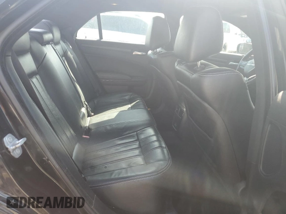 2016 Chrysler 300 S z VIN 2C3CCAGG0GH124292, wystawiony jako Copart lot #57576435 z przebiegiem 91 559 mil mil oraz Szkody całkowita. Historia ofert i sprzedaży dostępna na DreamBid. Obrazek 10.
