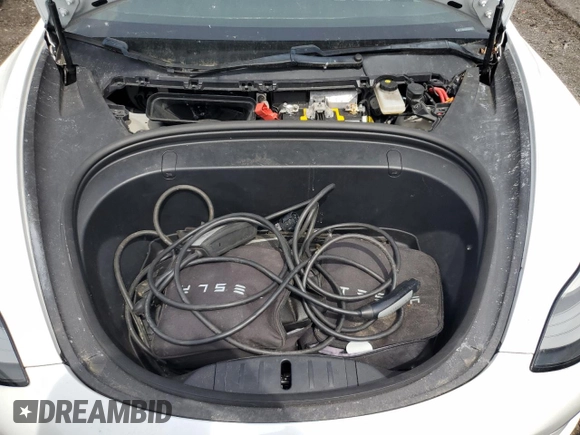 2019 Tesla Model 3 Mid Range z VIN 5YJ3E1EA2KF486532, wystawiony jako Copart lot #58082635 z przebiegiem 51 920 mil mil oraz Tytuł czysty. Historia ofert i sprzedaży dostępna na DreamBid. Obrazek 11.