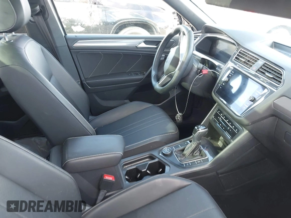 2022 Volkswagen Tiguan SE R-Line Black with VIN 3VV8B7AX4NM154637, listed as a IAAI auction lot 42058531 with 39,597 mi miles and . Bid and sale history available at DreamBid. Image 5.