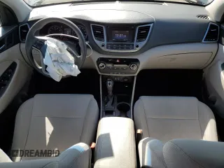 2017 Hyundai Tucson SE z VIN KM8J33A44HU376246, wystawiony jako Copart lot #52453345 z przebiegiem 97 306 mil mil oraz Szkody całkowita. Historia ofert i sprzedaży dostępna na DreamBid. Obrazek 8.