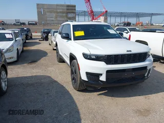 2024 Jeep Grand Cherokee Laredo z VIN 1C4RJJAG5R8504757, wystawiony jako IAAI lot #42397110 z przebiegiem 13 941 mil mil oraz . Historia ofert i sprzedaży dostępna na DreamBid. Obrazek 1.
