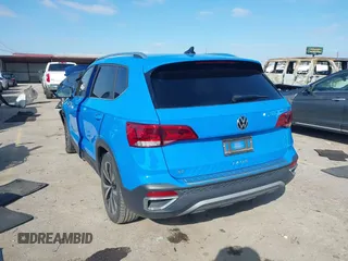 2022 Volkswagen Taos SE z VIN 3VVRX7B28NM088778, wystawiony jako IAAI lot #41624907 z przebiegiem 32 903 mil mil oraz . Historia ofert i sprzedaży dostępna na DreamBid. Obrazek 3.