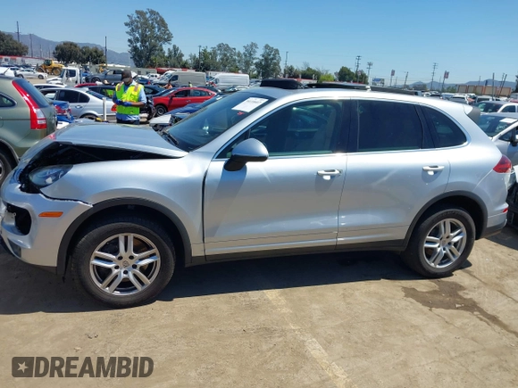 2016 Porsche Cayenne z VIN WP1AA2A26GKA13183, wystawiony jako IAAI lot #39110607 z przebiegiem Nie podano mil oraz . Historia ofert i sprzedaży dostępna na DreamBid. Obrazek 14.