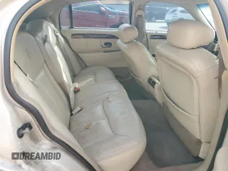 2002 Lincoln Town Car Cartier z VIN 1LNHM83W12Y622791, wystawiony jako Copart lot #43132885 z przebiegiem Nie podano mil oraz Szkody całkowita. Historia ofert i sprzedaży dostępna na DreamBid. Obrazek 10.