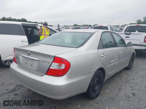 2004 Toyota Camry LE z VIN 4T1BE32KX4U842784, wystawiony jako IAAI lot #40434823 z przebiegiem 119 021 mil mil oraz . Historia ofert i sprzedaży dostępna na DreamBid. Obrazek 4.