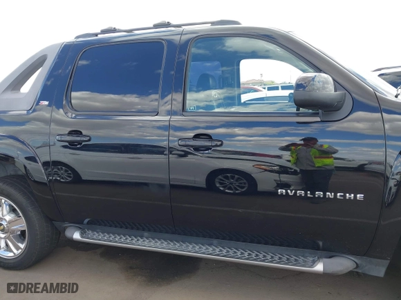 2011 Chevrolet Avalanche LT with VIN 3GNMCFE03BG351852, listed as a IAAI auction lot 42083263 with 92,292 mi miles. Bid and sale history available at carsss.com. Image 13.