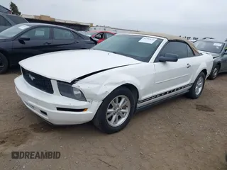 2007 Ford Mustang Deluxe z VIN 1ZVFT84N575265691, wystawiony jako IAAI lot #42385616 z przebiegiem 119 055 mil mil oraz . Historia ofert i sprzedaży dostępna na DreamBid. Obrazek 2.