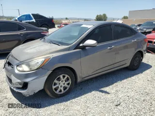 2013 Hyundai Accent GLS z VIN KMHCT4AE6DU538489, wystawiony jako Copart lot #57289005 z przebiegiem 258 888 mil mil oraz Czysty tytuł • Clean title. Historia ofert i sprzedaży dostępna na DreamBid. Obrazek 1.