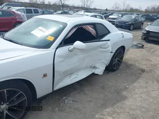2016 Dodge Challenger R/T Scat Pack z VIN 2C3CDZFJ2GH263624, wystawiony jako IAAI lot #41998240 z przebiegiem 51 784 mil mil oraz . Historia ofert i sprzedaży dostępna na DreamBid. Obrazek 6.