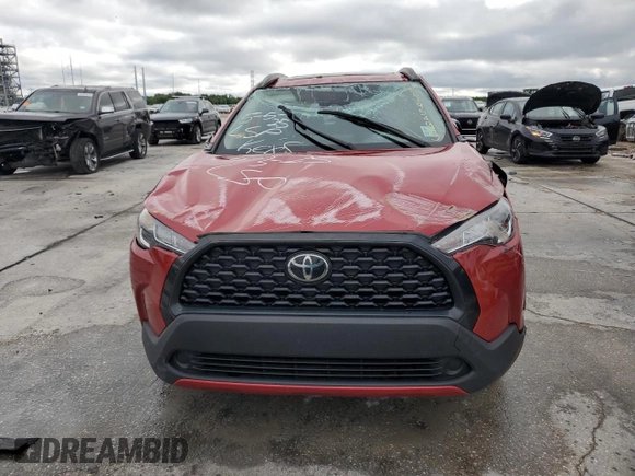 2024 Toyota Corolla Cross LE z VIN 7MUBAABG5RV085715, wystawiony jako Copart lot #56195495 z przebiegiem 47 512 mil mil oraz Szkoda całkowita • Salvage title. Historia ofert i sprzedaży dostępna na DreamBid. Obrazek 5.