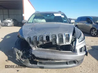 2017 Jeep Cherokee Limited with VIN 1C4PJLDB1HW517745, listed as a IAAI auction lot 41401733 with 121,736 mi miles. Bid and sale history available at carsss.com. Image 13.