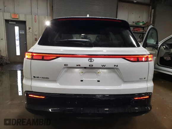 2025 Toyota Crown XLE z VIN JTDACAAJ4S3006538, wystawiony jako Copart lot #52365795 z przebiegiem 1811 mil mil oraz Szkoda całkowita • Salvage title. Historia ofert i sprzedaży dostępna na DreamBid. Obrazek 6.