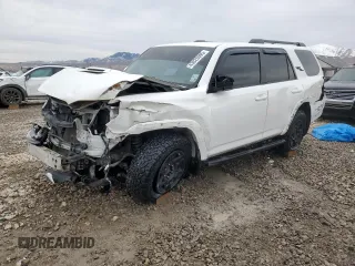 2019 Toyota 4Runner SR5 z VIN JTEBU5JR7K5640053, wystawiony jako Copart lot #43025995 z przebiegiem 139 592 mil mil oraz Szkoda całkowita • Salvage title. Historia ofert i sprzedaży dostępna na DreamBid. Obrazek 1.