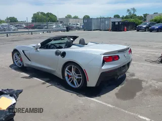 2014 Chevrolet Corvette Z51 3LT z VIN 1G1YM3D7XE5120603, wystawiony jako IAAI lot #42313984 z przebiegiem 64 199 mil mil oraz . Historia ofert i sprzedaży dostępna na DreamBid. Obrazek 3.