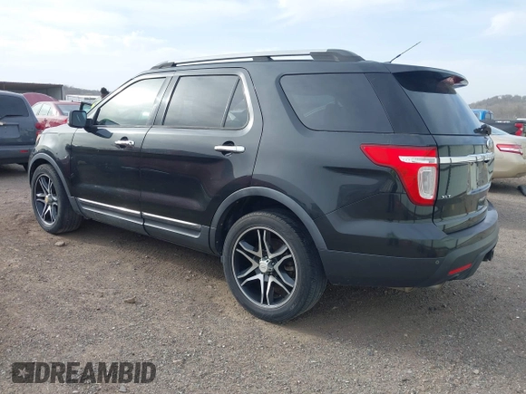 2011 Ford Explorer XLT with VIN 1FMHK7D86BGA01438, listed as a IAAI auction lot 41822223 with 207,521 mi miles and . Bid and sale history available at carsss.com. Image 3.
