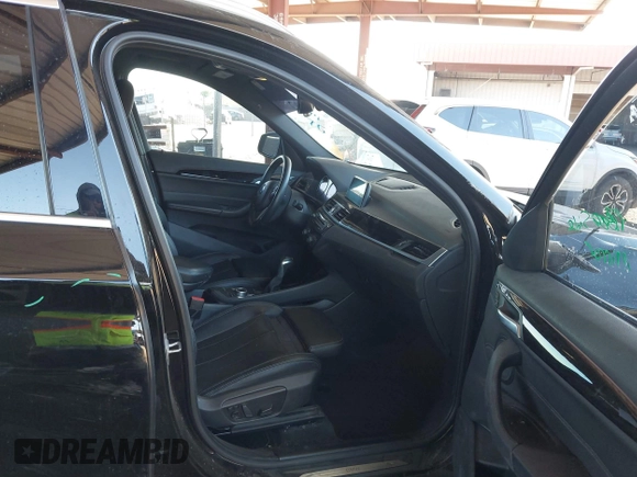 2018 BMW X1 sDrive28i z VIN WBXHU7C35J5L06673, wystawiony jako IAAI lot #42275787 z przebiegiem 61 204 mil mil oraz . Historia ofert i sprzedaży dostępna na DreamBid. Obrazek 5.