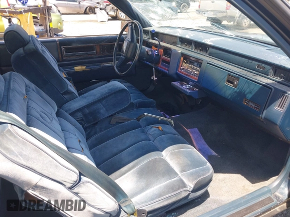1986 Cadillac DeVille z VIN 1G6CD4783G4204155, wystawiony jako IAAI lot #42229194 z przebiegiem 131 360 mil mil oraz . Historia ofert i sprzedaży dostępna na DreamBid. Obrazek 5.