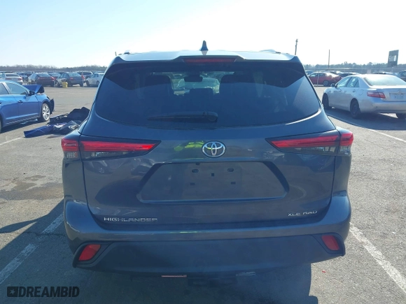 2022 Toyota Highlander XLE with VIN 5TDHZRBH3NS180434, listed as a IAAI auction lot 41640993 with 43,848 mi miles. Bid and sale history available at carsss.com. Image 15.