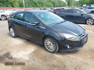 2014 Ford Focus Titanium z VIN 1FADP3N2XEL319782, wystawiony jako IAAI lot #42615481 z przebiegiem 132 423 mil mil oraz . Historia ofert i sprzedaży dostępna na DreamBid. Obrazek 1.