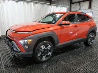 2024 Hyundai Kona SEL z VIN KM8HBCABXRU179860, wystawiony jako Copart lot #61502185 z przebiegiem 19 376 mil mil oraz Czysty tytuł • Clean title. Historia ofert i sprzedaży dostępna na DreamBid. Obrazek 1.