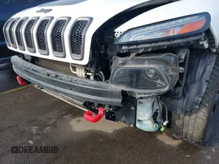 2018 Jeep Cherokee Trailhawk z VIN 1C4PJMBX8JD525945, wystawiony jako IAAI lot #41008604 z przebiegiem 111 086 mil mil oraz . Historia ofert i sprzedaży dostępna na DreamBid. Obrazek 18.