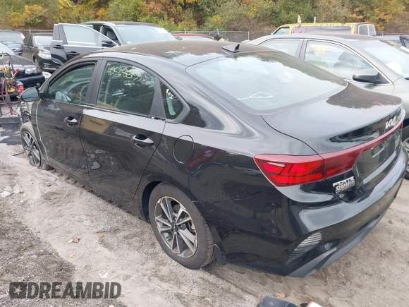 2023 Kia Forte LXS z VIN 3KPF24AD1PE642421, wystawiony jako IAAI lot #40528615 z przebiegiem 9 683 mil mil oraz . Historia ofert i sprzedaży dostępna na DreamBid. Obrazek 3.