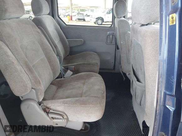 2005 Kia Sedona LX with VIN KNDUP132X56697388, listed as a IAAI auction lot 40695710 with 217,116 mi miles. Bid and sale history available at carsss.com. Image 8.