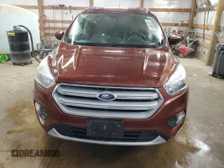 2018 Ford Escape SE z VIN 1FMCU9GD2JUA21582, wystawiony jako Copart lot #56165155 z przebiegiem 88 881 mil mil oraz Czysty tytuł • Clean title. Historia ofert i sprzedaży dostępna na DreamBid. Obrazek 5.