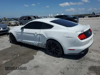 2015 Ford Mustang GT z VIN 1FA6P8CF2F5380061, wystawiony jako Copart lot #55705915 z przebiegiem 124 230 mil mil oraz Szkody całkowita. Historia ofert i sprzedaży dostępna na DreamBid. Obrazek 2.