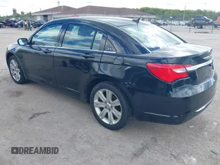 2012 Chrysler 200 Touring z VIN 1C3CCBBBXCN181764, wystawiony jako IAAI lot #42355361 z przebiegiem 117 353 mil mil oraz . Historia ofert i sprzedaży dostępna na DreamBid. Obrazek 3.