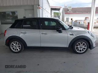 2019 MINI Hardtop 4 Door Cooper z VIN WMWXU1C59K2J02305, wystawiony jako IAAI lot #42205461 z przebiegiem 75 101 mil mil oraz . Historia ofert i sprzedaży dostępna na DreamBid. Obrazek 13.