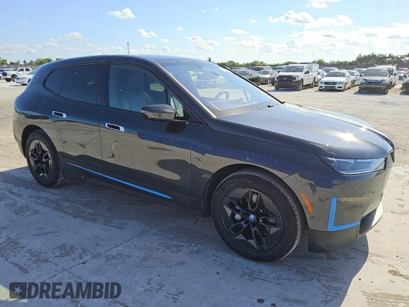 2024 BMW iX xDrive50 z VIN WB523CF05RCS00114, wystawiony jako Copart lot #56997255 z przebiegiem 12 548 mil mil oraz Czysty tytuł • Clean title. Historia ofert i sprzedaży dostępna na DreamBid. Obrazek 4.