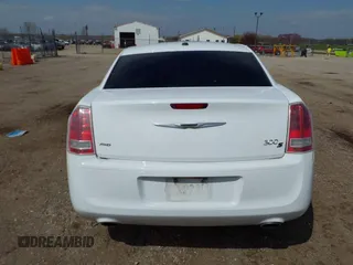 2013 Chrysler 300 S Glacier z VIN 2C3CCAGG1DH739509, wystawiony jako IAAI lot #42016876 z przebiegiem 227 015 mil mil oraz . Historia ofert i sprzedaży dostępna na DreamBid. Obrazek 16.