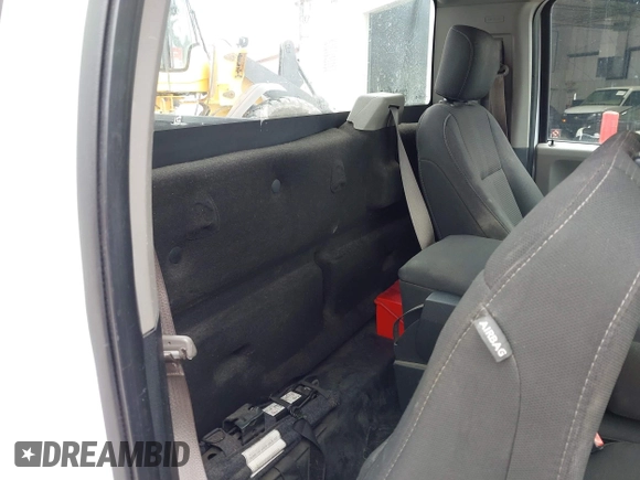 2019 Ford F-150 XL z VIN 1FTMF1C51KKC79270, wystawiony jako IAAI lot #42337543 z przebiegiem 146 916 mil mil oraz . Historia ofert i sprzedaży dostępna na DreamBid. Obrazek 8.