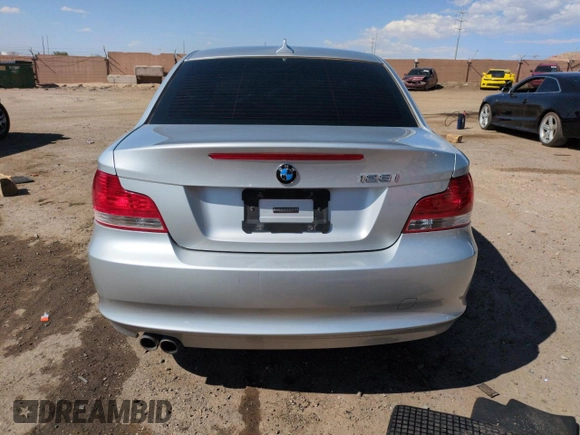 2009 BMW 1 Series 128i z VIN WBAUP73589VK75593, wystawiony jako Copart lot #54456155 z przebiegiem 127 576 mil mil oraz Szkoda całkowita • Salvage title. Historia ofert i sprzedaży dostępna na DreamBid. Obrazek 6.