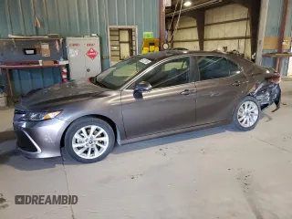 2024 Toyota Camry LE z VIN 4T1C11AK4RU863272, wystawiony jako Copart lot #50127885 z przebiegiem 60 122 mil mil oraz Szkoda całkowita • Salvage title. Historia ofert i sprzedaży dostępna na DreamBid. Obrazek 1.
